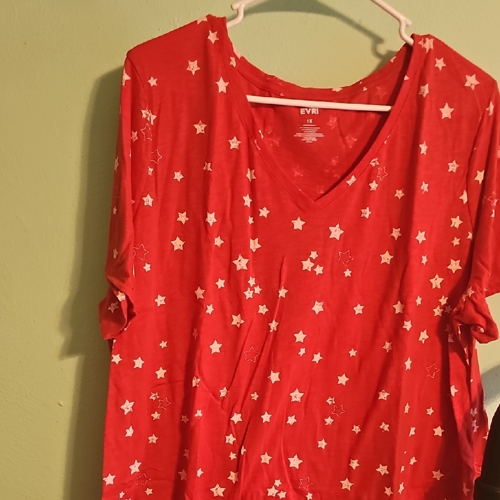 EVRI Red Star Pattern V-Neck Top